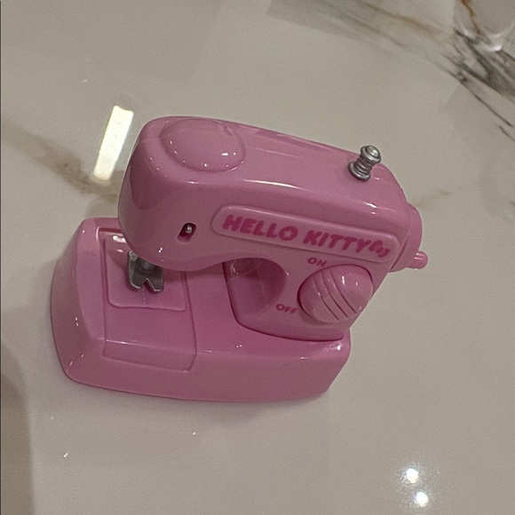 Hello Kitty Pink Mini Sewing Machine Toy - Picture 3 of 7